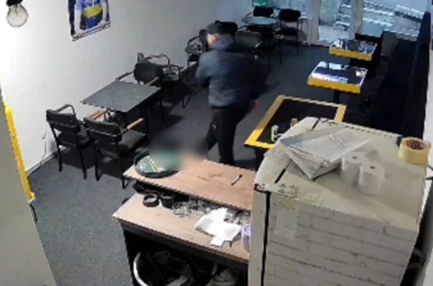(UZNEMIRUJUĆI VIDEO) Djevojku (23) GAZIO PO GLAVI, ŠUTIRAO I UDARAO: Nasilnik ušao u kafić, pa brutalno pretukao radnicu