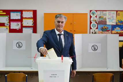 (VIDEO, FOTO) Prijevremeni izbori za predsjednika Srpske: Siniša Karan glasao u Banjaluci