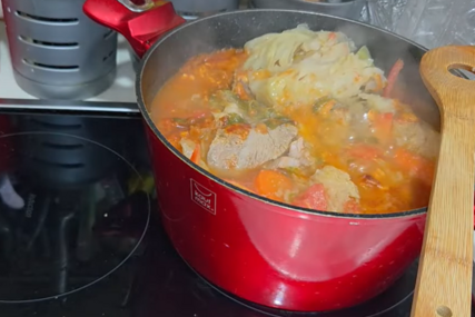 "Caka" je u ovome: Da biste neutralisali neprijatne mirise, u šerpu sa kupusom dodajte JEDNU STVAR