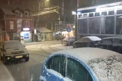 (VIDEO) Prijeti opasnost od poplava: Zavejao snijeg u Srbiji, ULICE SE BIJELE