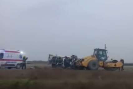 (VIDEO) Vozilo potpuno smrskano: Kombi PODLETIO POD VALJAK, poginule 4 osobe