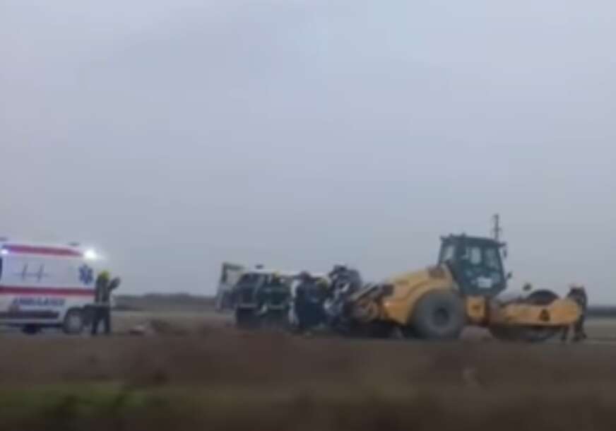 (VIDEO) Vozilo potpuno smrskano: Kombi PODLETIO POD VALJAK, poginule 4 osobe