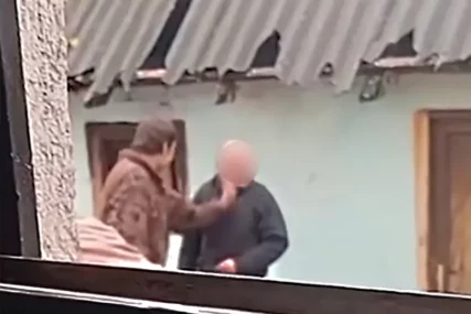 (VIDEO) Užasno nasilje: Sin ŠAMARA OCA, a majka snima "Kupi drva"