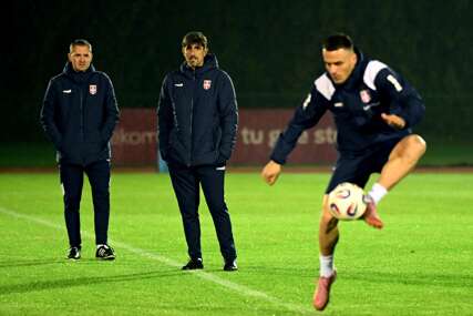 (FOTO) Počela operacija "Engleska": Orlovi prvi put trenirali po uputstvima Veljka Paunovića