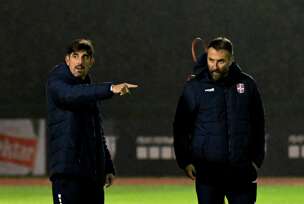 Veljko Paunović dijeli savjete na treningu