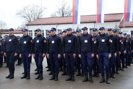 (FOTO) Srpska dobila 573 nova policijska službenika: Kadeti 26. i 27. klase Policijske akademije POLOŽILI ZAKLETVU i zvanično postali dio MUP