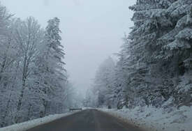 Gusta magla smanjuje vidljivost: Poledica i ugažen snijeg OTEŽAVAJU SAOBRAĆAJ na više dionica