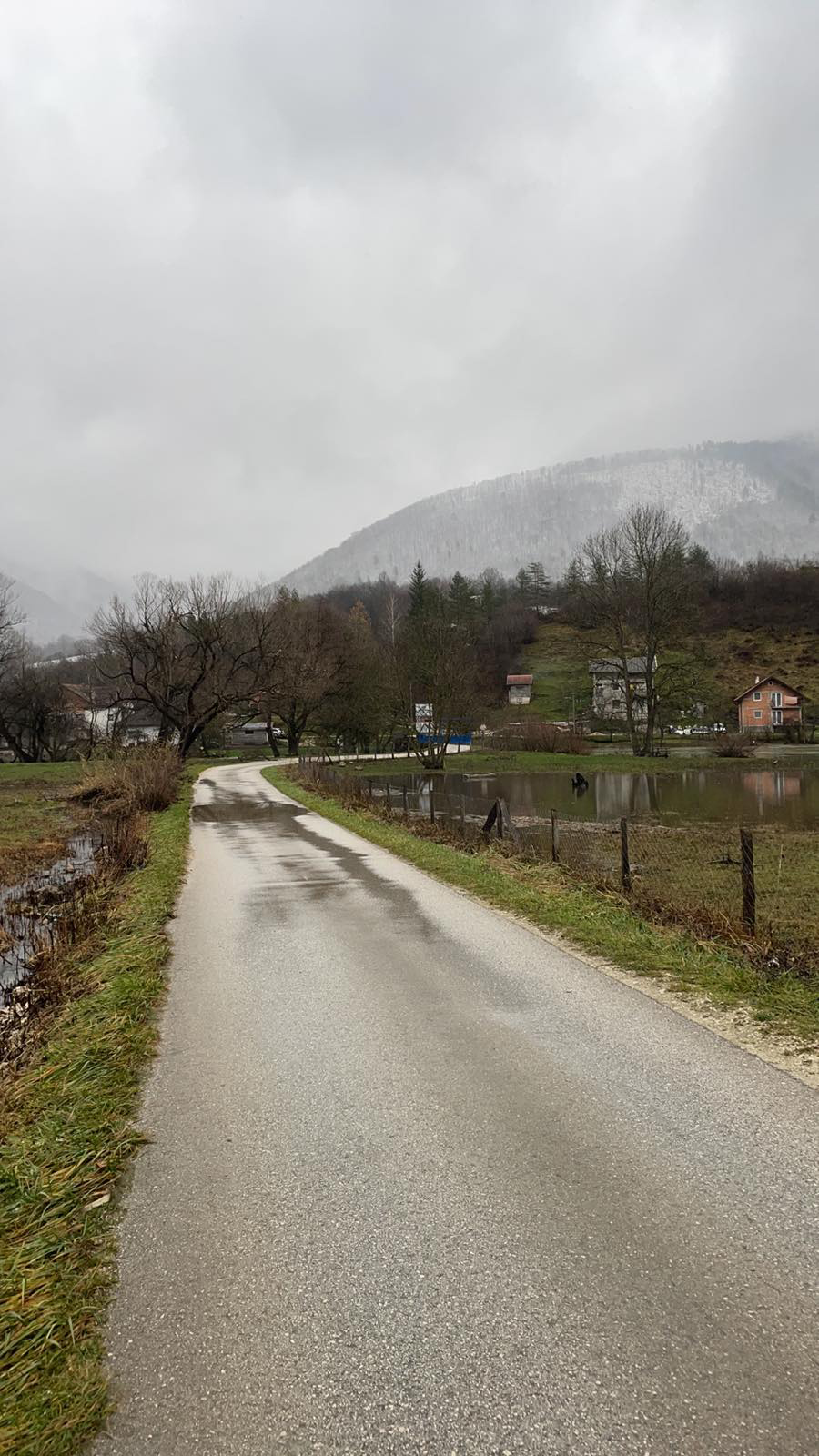 POVLAČENJE VODE U JEZERU