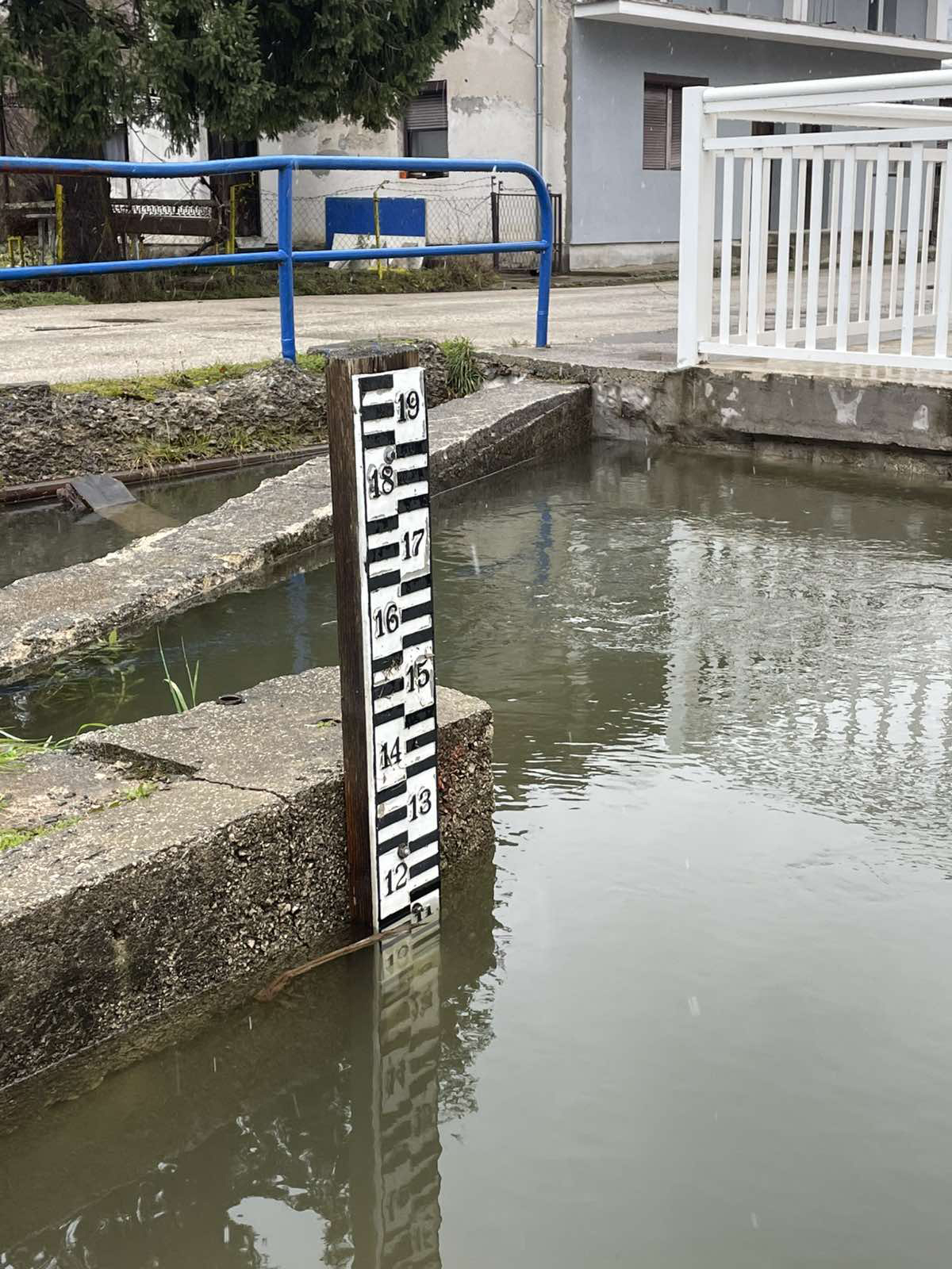 POVLAČENJE VODE U JEZERU