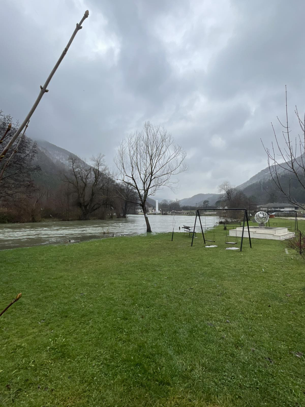 POVLAČENJE VODE U JEZERU