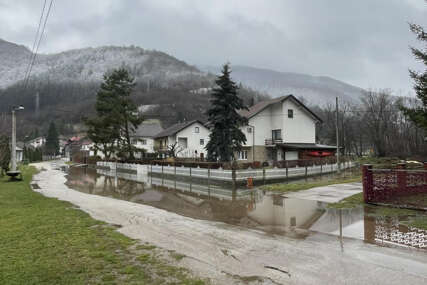 (FOTO) Hidroelektrana Jajce spriječila veće poplave: Voda se POVLAČI U KORITO rijeka Plive i Jošavke, ali kiša i dalje pada