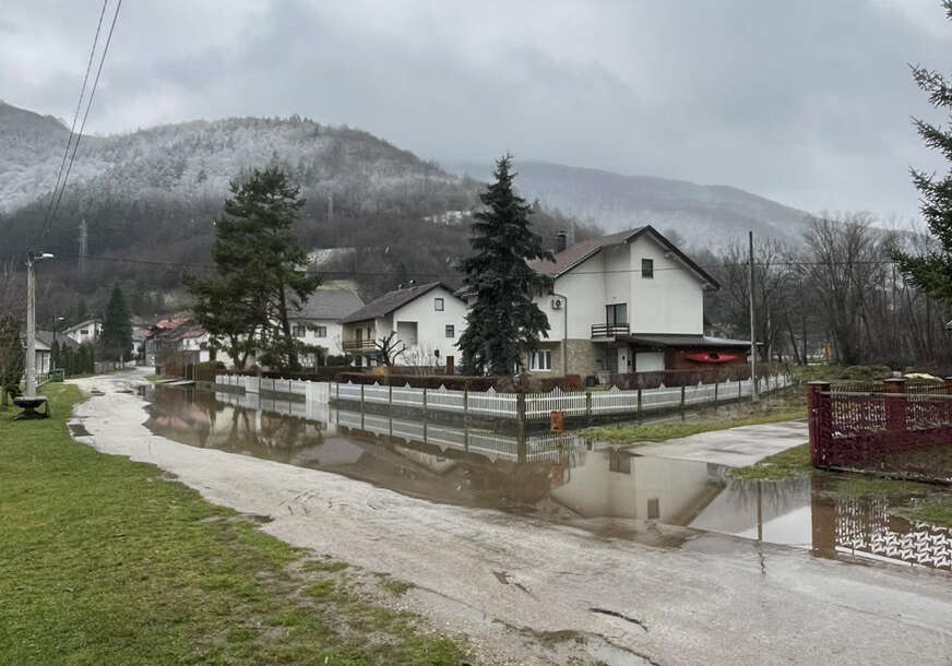 POVLAČENJE VODE U JEZERU
