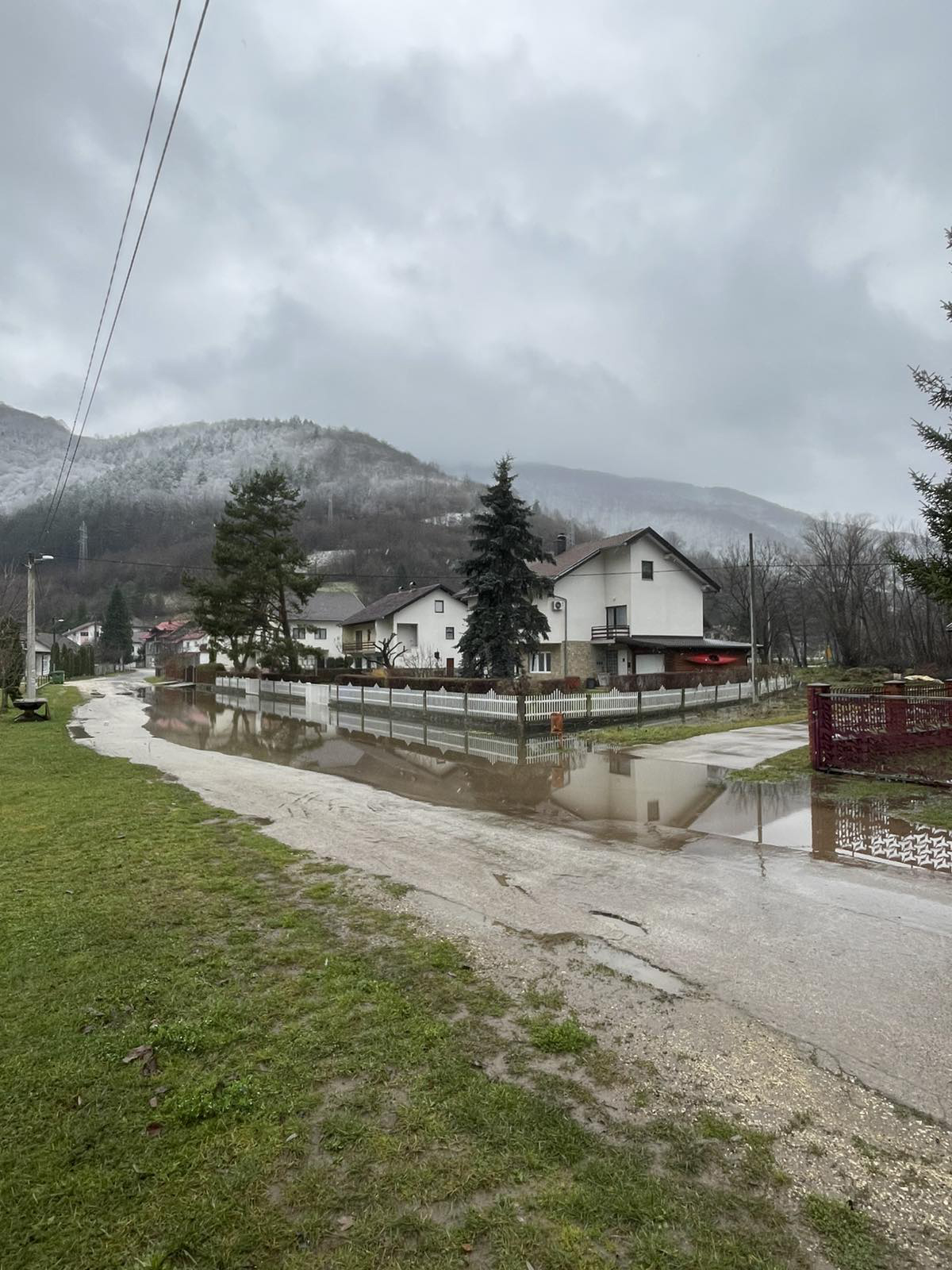 Voda se povlači u korita rijeka Plive i Jošavke, ali kiša i dalje pada