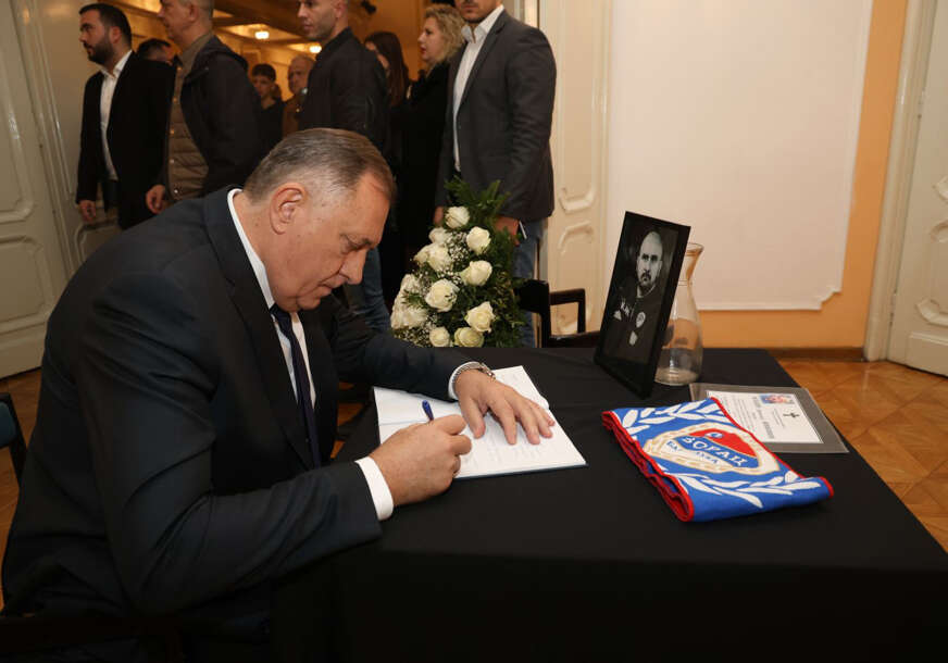Milorad Dodik se upisuje u knjigu žalosti