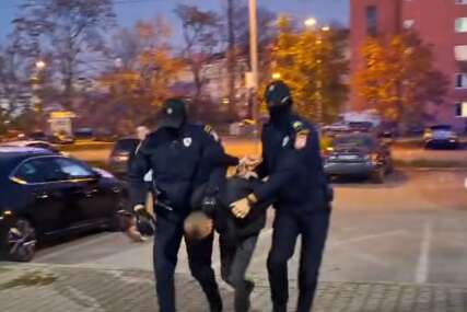 (VIDEO, FOTO) Dvije osobe puštene da se BRANE SA SLOBODE: Osumnjičeni za pokušaj PREVARE NA BANKOMATU predat Tužilaštvu