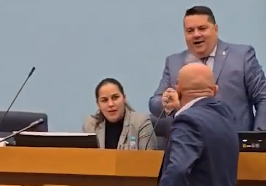 (VIDEO) Haos na sjednici NSRS: Dončić gađao Stevandića i vikao mu "đubre jedno"