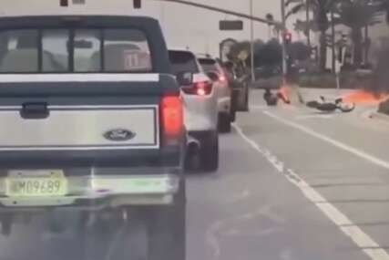(VIDEO) Prijatelj ga spasio u posljednjem trenutku: Tinejdžer se zapalio nakon sudara, motor i auto planuli