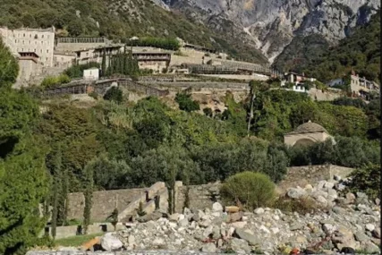 (VIDEO) "Lusteri su se ljuljali, a predmeti popadali na pod" Jak zemljotres NA SVETOJ GORI, monasi u strahu napustili hram