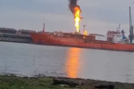 (VIDEO) RUSIJA POGODILA TANKER PUN GASA Naređena evakuacija stanovništva, KULJA CRNI DIM sa broda
