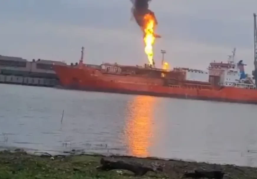 (VIDEO) RUSIJA POGODILA TANKER PUN GASA Naređena evakuacija stanovništva, KULJA CRNI DIM sa broda