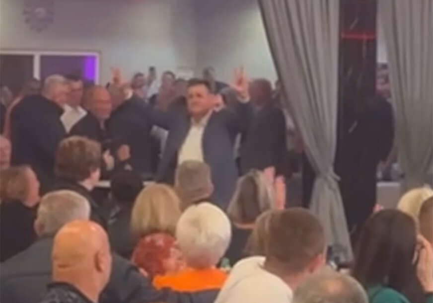 Vlado Đajić pokazuje tri prsta