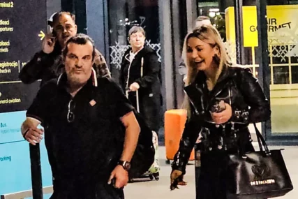 (FOTO) Ljut kao ris: Aca Lukas uhvaćen na aerodromu sa nepoznatom atraktivnom plavušom