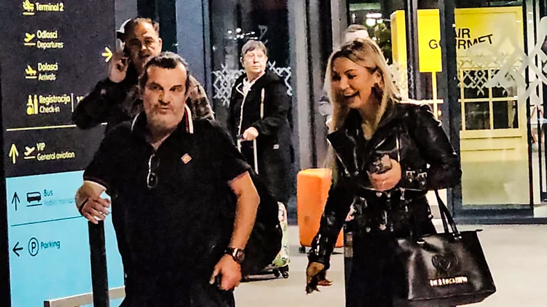 (FOTO) Ljut kao ris: Aca Lukas uhvaćen na aerodromu sa nepoznatom atraktivnom plavušom