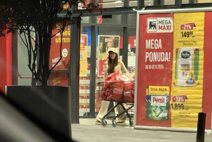 (FOTO) Starleta uslikana u marketu: Ana Korać u kežual izdanju gura puna kolica