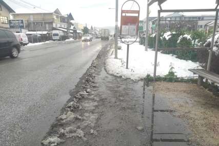 (FOTO) Prljave lokve, blato do koljena: Autobuska stajališta u katastrofalnom stanju