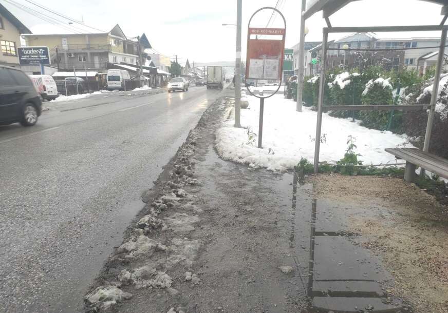 (FOTO) Prljave lokve, blato do koljena: Autobuska stajališta u katastrofalnom stanju
