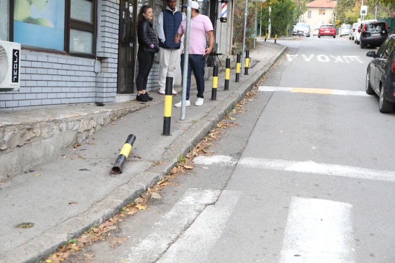(FOTO) POKOSIO JE VOZAČ (79) Prve slike sa mjesta nesreća u kojoj je povrijeđena djevojčica (9)