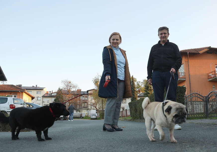 branko blanuša , sa kućnim ljibimcima i suprugom u šetnji