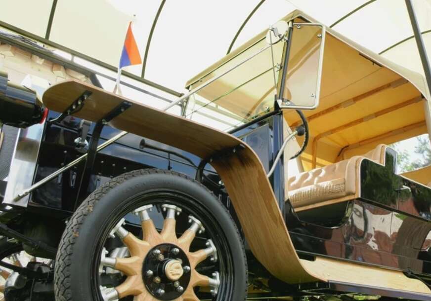 (FOTO) ŠUMADIJSKI DRVOMOBIL Rade po uzoru na čuveno vozilo više od dvije i po godine sklapao automobil od drveta