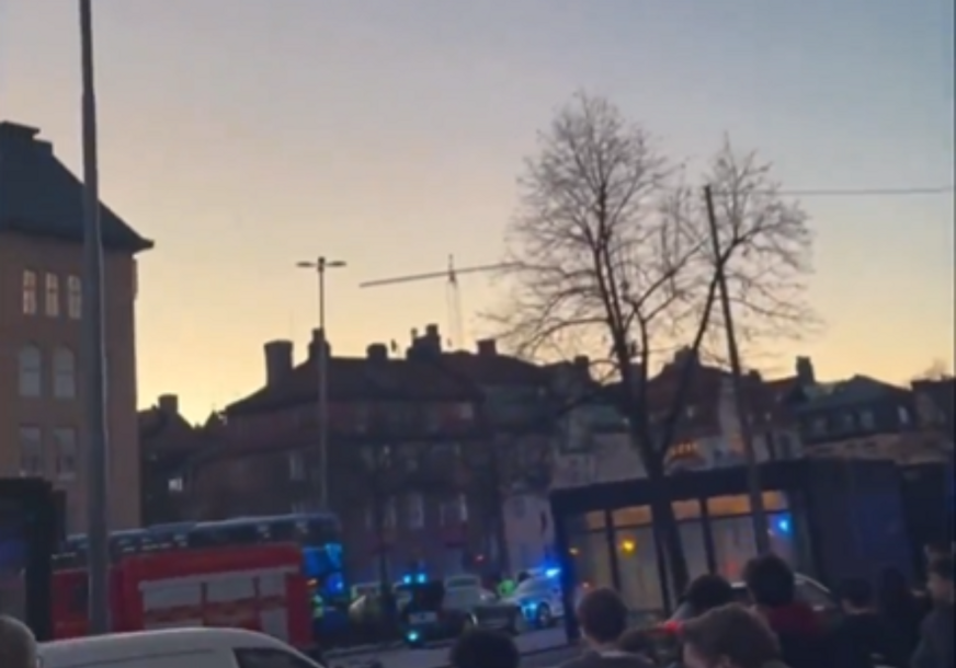 (VIDEO) POGINULE 2 OSOBE Stravična nesreća u Švedskoj, autobus se zakucao u stanicu, ima i povrijeđenih