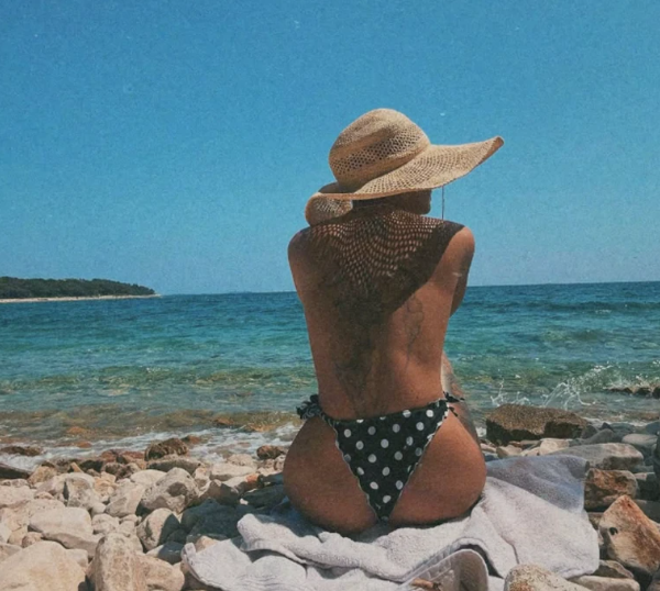 (FOTO) Intimu prekrila peškirom: Ela Dvornik provocira objavama, pozirala u izazovnim pozama, pa pokazala tetovažu preko cijelih leđa