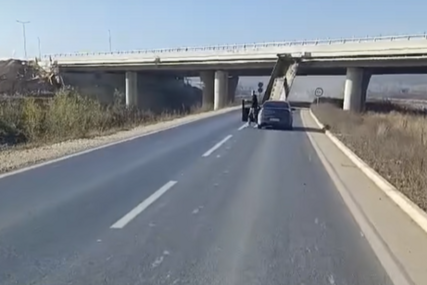 (VIDEO) HAOS KOD AUTO-PUTA Vozač kamiona se pri velikoj brzini prikolicom zakucao u nadvožnjak