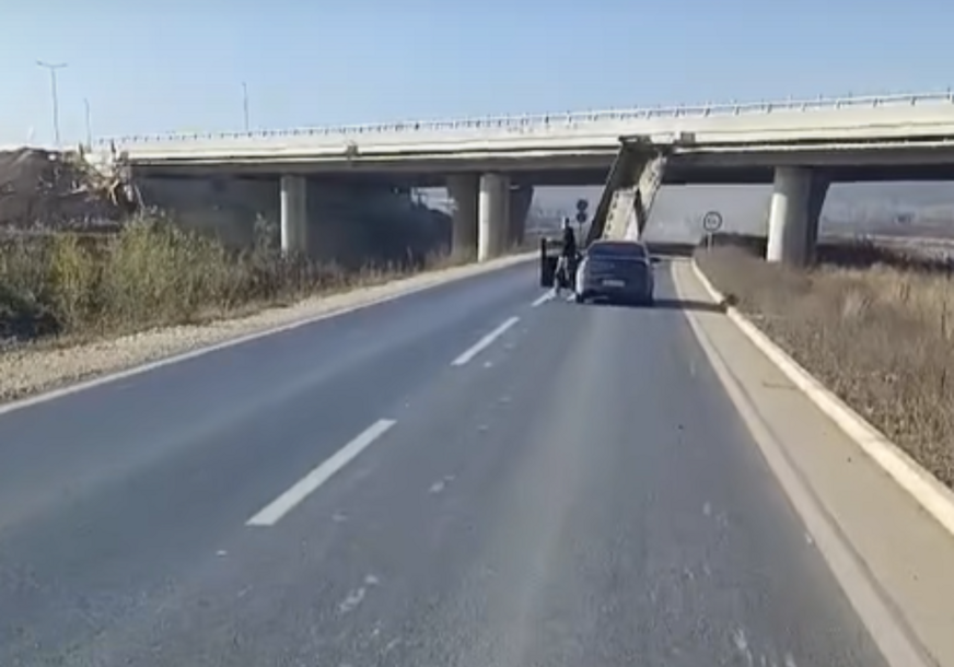 (VIDEO) HAOS KOD AUTO-PUTA Vozač kamiona se pri velikoj brzini prikolicom zakucao u nadvožnjak