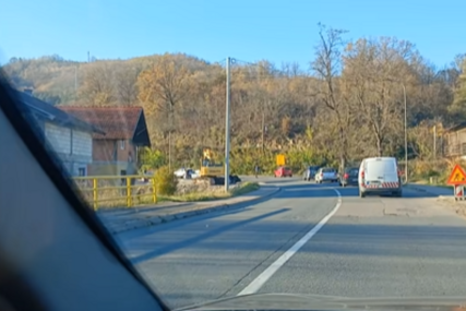 (VIDEO) Sudarila se 2 automobila: Saobraćajka kod Čelinca, policija na terenu obavlja uviđaj