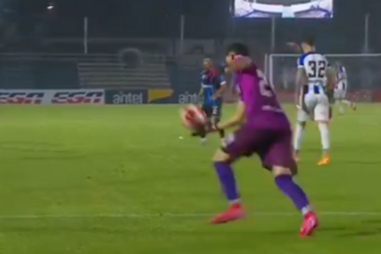 (VIDEO) Gol koji će se pamtiti: Glavna zvijezda URUGVAJSKOG PRVENSTVA golman Santili i fascinantan pogodak pravo u mrežu
