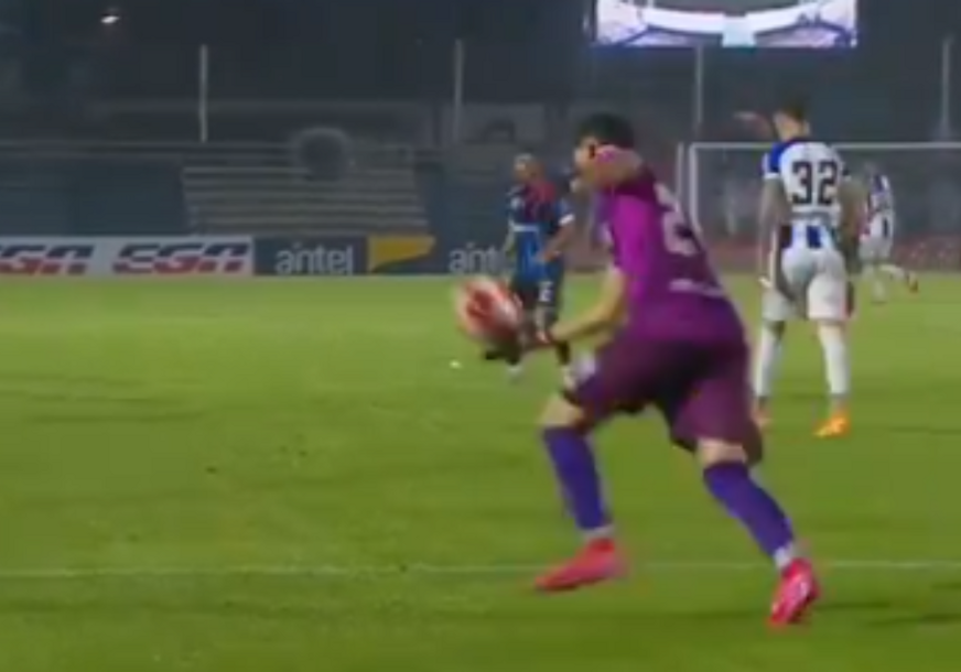 (VIDEO) Gol koji će se pamtiti: Glavna zvijezda URUGVAJSKOG PRVENSTVA golman Santili i fascinantan pogodak pravo u mrežu