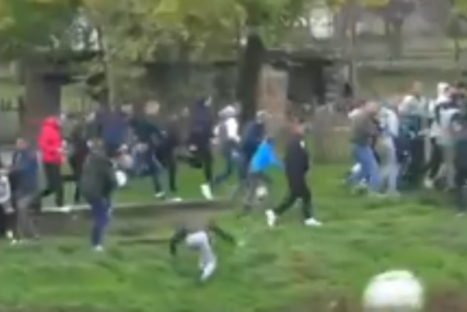 (VIDEO) OPŠTI HAOS Izbila tuča na utakmici između Omladinca i Rada, policija spriječila katastrofu