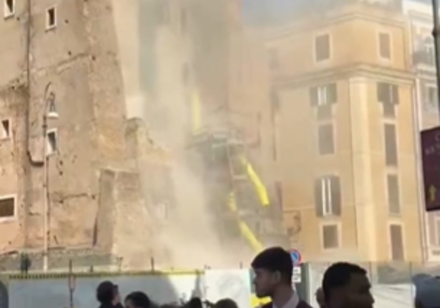 (VIDEO) Oblak prašine i zvuk kamenja koji se obrušava: Isplivao stravičan snimak urušavanja kule u Rimu, više osoba ZATRPANO POD RUŠEVINAMA