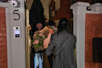 (FOTO) TEODOSIĆI STIGLI KOD BRENE NA SLAVU Jelisaveta u ruci nosi raskošni buket cvijeća, a košarkaš u opuštenom izdanju