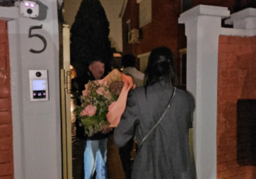 (FOTO) TEODOSIĆI STIGLI KOD BRENE NA SLAVU Jelisaveta u ruci nosi raskošni buket cvijeća, a košarkaš u opuštenom izdanju