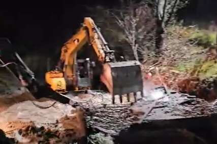 (VIDEO) OTVORILO SE NEBO U Kolašinu za dan palo oko 200 litara kiše po metru kvadratnom, bujica odnijela most, kuće poplavljene