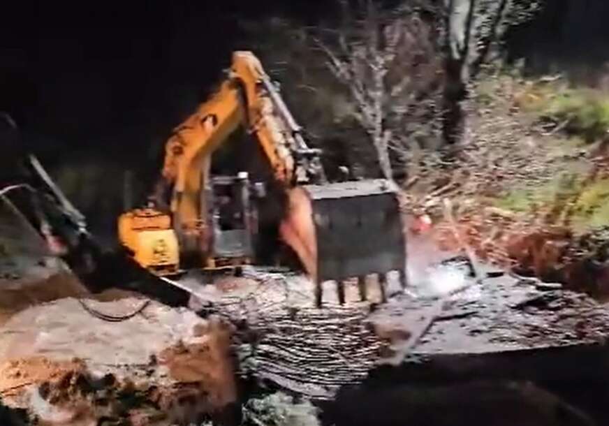 (VIDEO) OTVORILO SE NEBO U Kolašinu za dan palo oko 200 litara kiše po metru kvadratnom, bujica odnijela most, kuće poplavljene