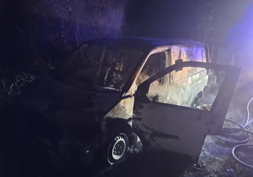 (FOTO,VIDEO) PLJAČKAŠI ODNIJELI 2 MILIONA EVRA Maskirani razbojnici presreli kombi i opljačkali, a potom ga zapalili duboku u šumi