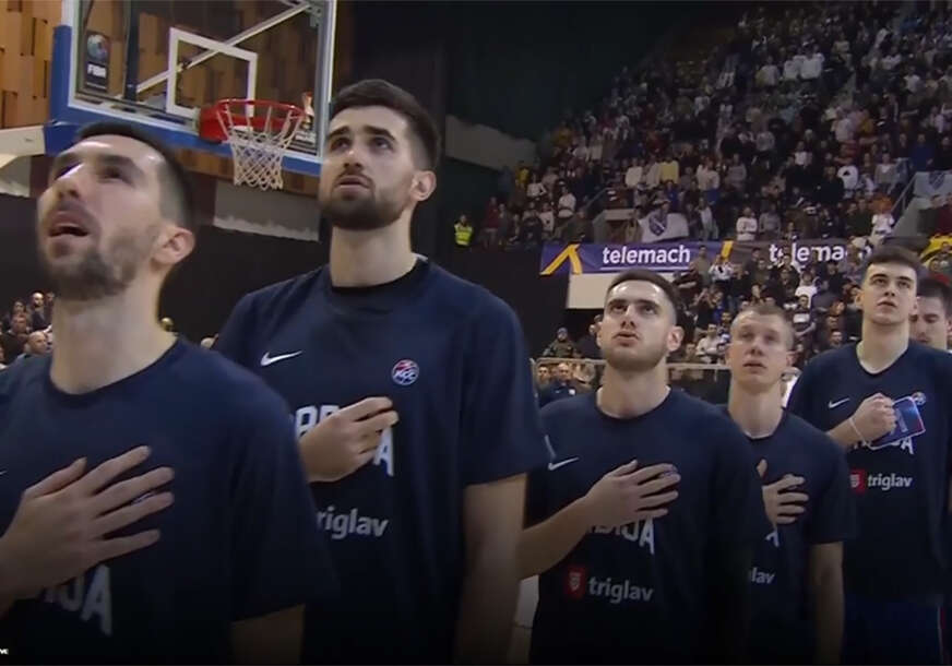košarkaši Srbije slušaju himnu