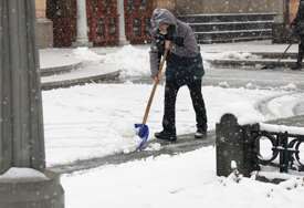 (FOTO) Snijeg stao, kolaps ostao: Mnoga domaćinstva i dalje BEZ STRUJE, nema grijanja, a večeras će STEGNUTI DO -7 STEPENI