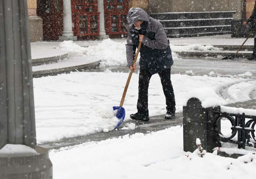 (FOTO) Šta će biti u decembru? PRVI SNIJEG paralisao grad, NEMA STRUJE I GRIJANJA, ljudi ne mogu ni na posao ni s posla